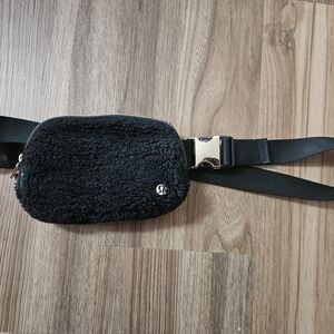 Lululemon Black Sherpa Fleece Crossbody Belt Bag With Gold Hardwear